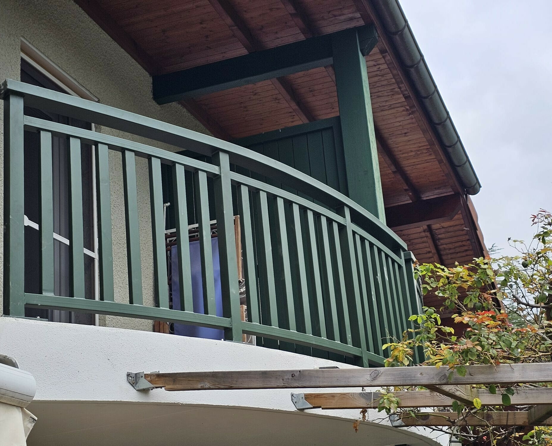 Structure métallique en sphère pour un balcon immersif 