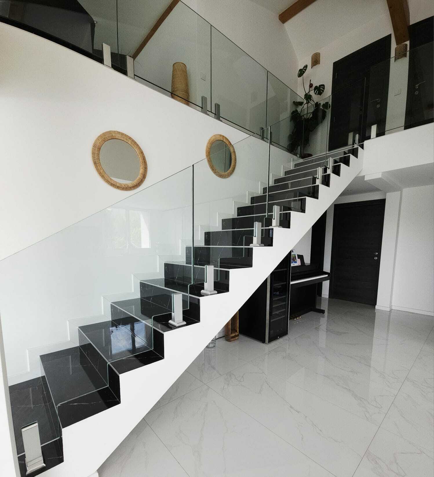 Habillage de l'espace avec un garde corps invisible en verre pour escalier intérieur